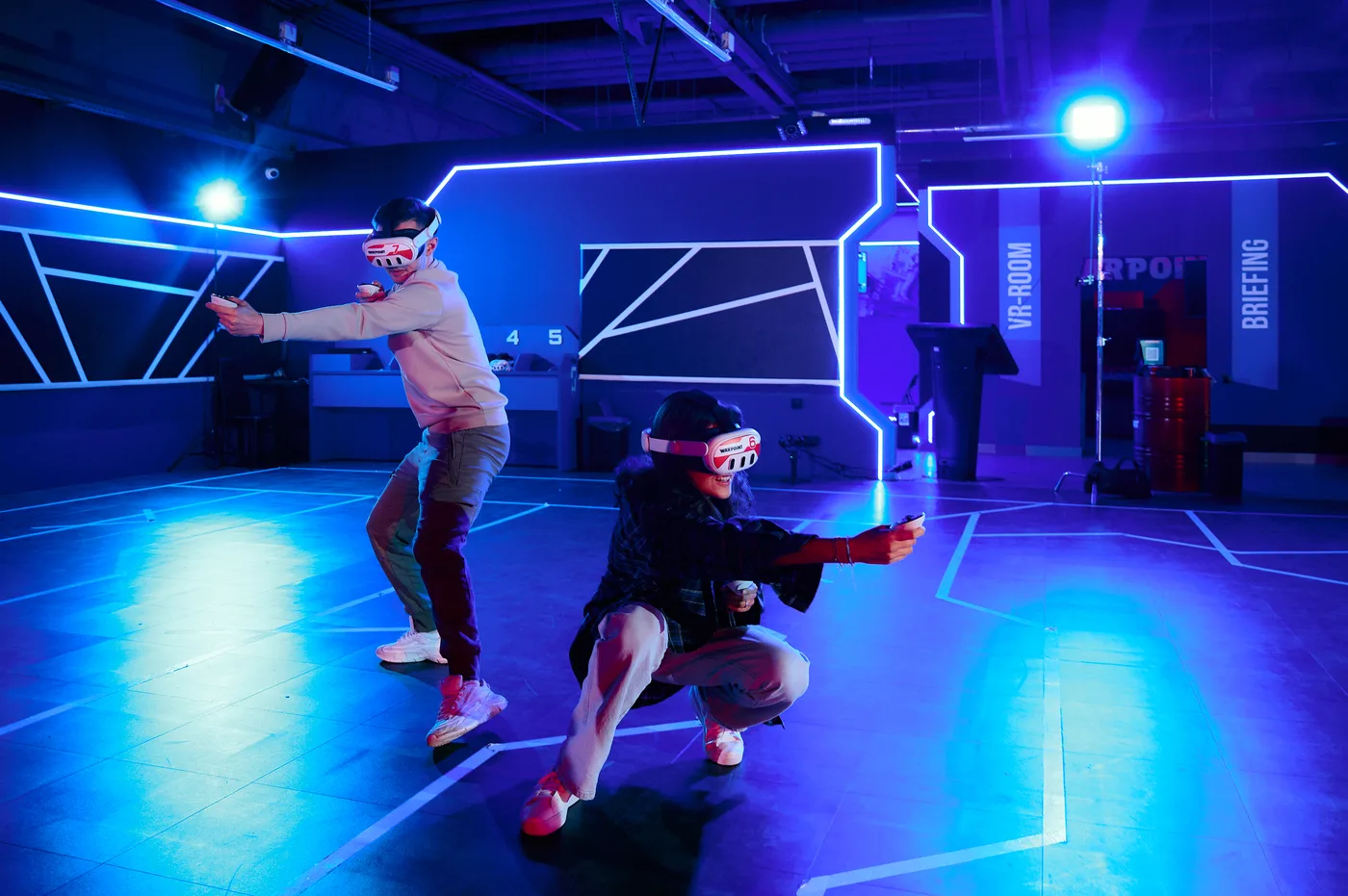 Zwei Spieler in der VR-Arena Berlin-Tegel