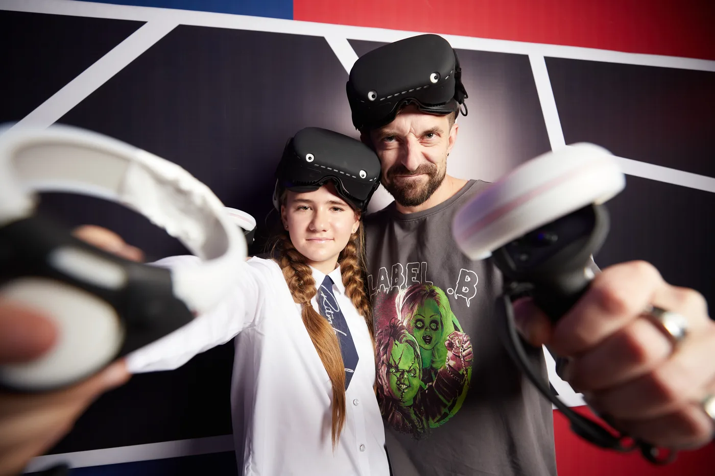 Vater und Tochter mit VR-Headsets Berlin-Tegel