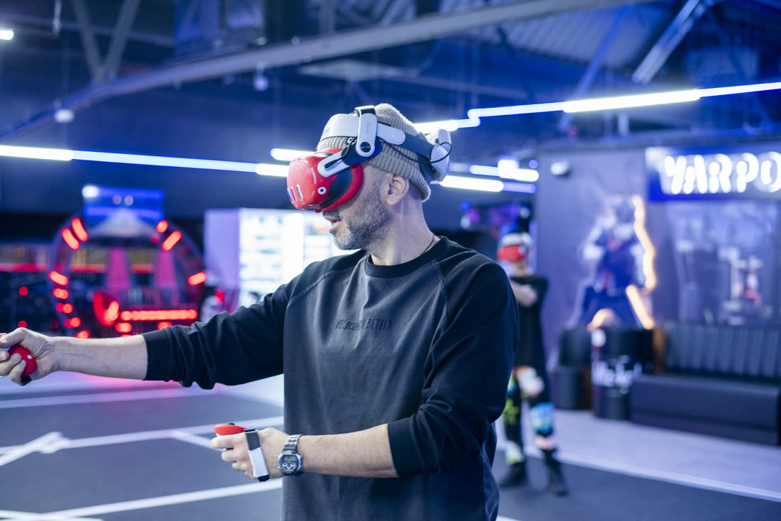 Spieler in der VR-Arena Berlin-Tegel